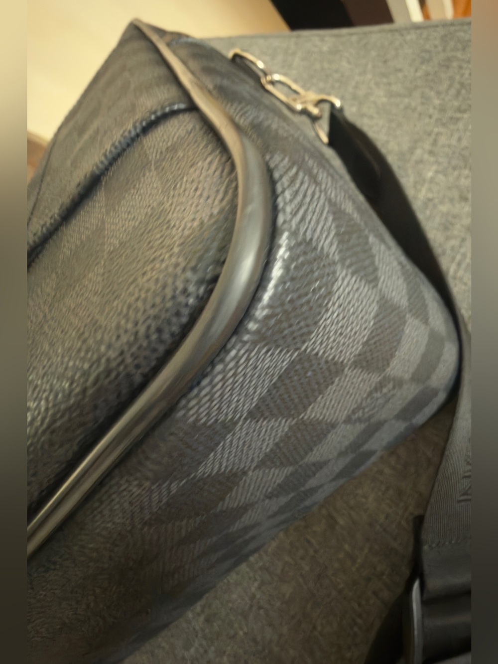 Louis Vuitton Graphite ICare - Picture 8 of 17